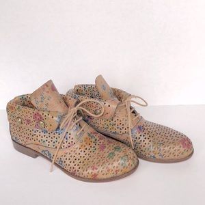 Patricia Nash boot, size 8.